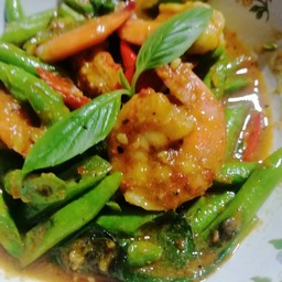 กุ้งผัดเครื่องแกงราดข้าว