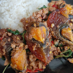 กะเพราเนื้อสับไข่เยี่ยวม้าขุนช้าง