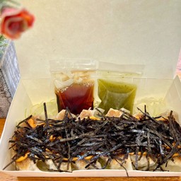 เกี๊ยวซ่าถาดมินิ 6 ชิ้น (ใส้หมู) + สาหร่ายสไปซี่ซอส