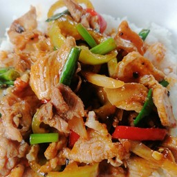 หมูผัดพริกเผาราดข้าว
