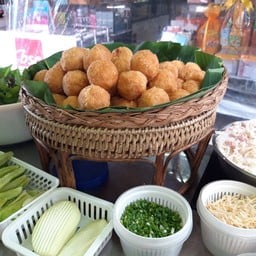 ร้านข้าวยำแหนมหน้าวัดกำแพง