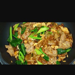 [อร่อยซ่ากับโค้ก] ผัดชีอิ้วเส้นไหญ่ +  โค้ก ออริจินัล (กระป๋อง) 