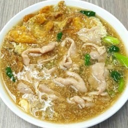 ราดหน้ายอดผักพลเอ็มไพร์ ตรงข้ามตลาด ส สุนีย์