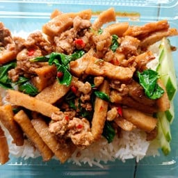 กระเพราหมูยอราดข้าว