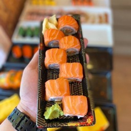 แซลม่อนโรล