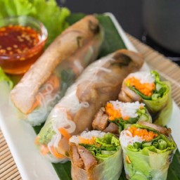 ปอเปี๊ยะสดหมูย่างสมุนไพร