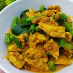 หมูผัดเครื่องแกง ราดข้าว
