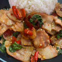 กะเพราเบคอนขุนช้าง