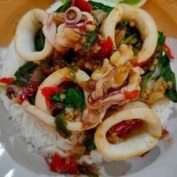 ข้าวกะเพราปลาหมึก