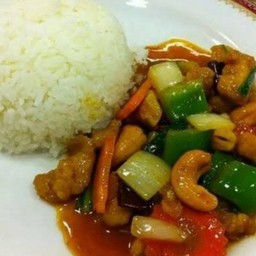 ผัดเม็ดมะม่วงราดข้าว