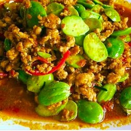 หมูสับผัดเครื่องแกงใส่สตอ