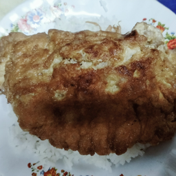 ไข่เจียวหมูสับวางบนข้าวสวย