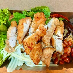 ยำข้าวทอดไก่กรอบ