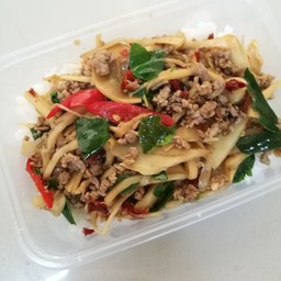 หมูสับผัดหน่อไม้ดองราดข้าว