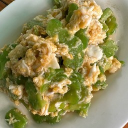 มะระผัดไข่