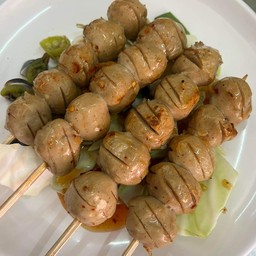 ลูกชิ้นเนื้อปิ้ง ไม้ละ 15 บาท