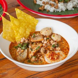 เตี๋ยวต้มยำไข่ ครัวลูกหว้า