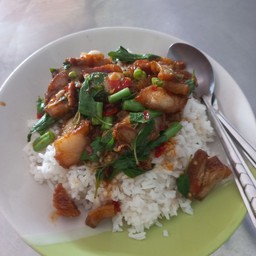 ตับหมูผัดกะเพราราดข้าว
