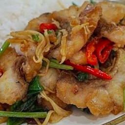 ปลาผัดขึ้นฉ่ายราดข้าว