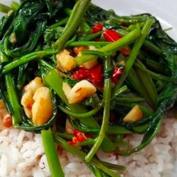 ผัดผักบุ้งราดข้าว