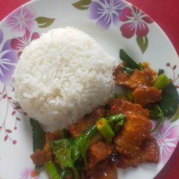 ข้าวพริกแกงหมูกรอบ