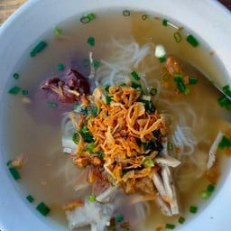 ก๋วยจั๊บญวน ต้มเส้น หมู