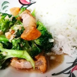 ผัดบล็อกโคลี่ราดข้าว