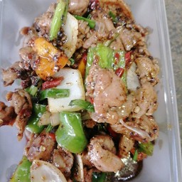 เนื้อชิ้นผัดกะเพราราดข้าว