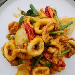 ปลาหมึกผัดไข่เค็ม