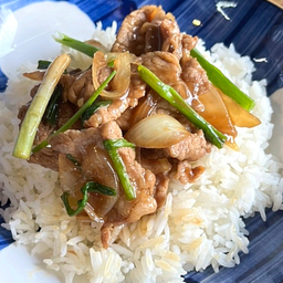 หมูชิ้นผัดน้ำมันหอยราดข้าว