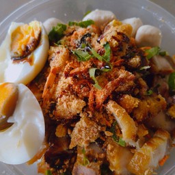 เส้นเล็กแห้งหมูรวมเพิ่มหมูกรอบเด็ดๆต้องจัดไข่ชิ้นกากหมูสุดเด็ด