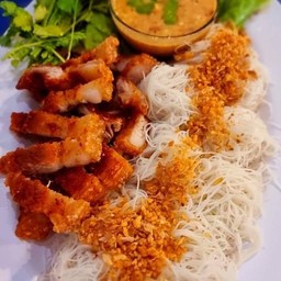 เมี่ยงหมูกรอบหมี่ลวกกระเทียมเจียวยังไงน้ำจิ้มเด็ดๆต้องจัด