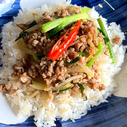 เนื้อสับผัดน้ำมันหอยราดข้าว