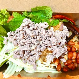 ยำข้าวทอดเนื้อสับ