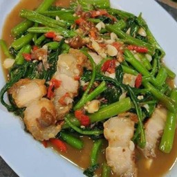 ผัดผักบุ้ง หมูชิ้น  กับข้าว