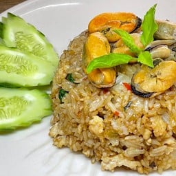 ข้าวผัดซอสกระเพราหอยแมลงภู่