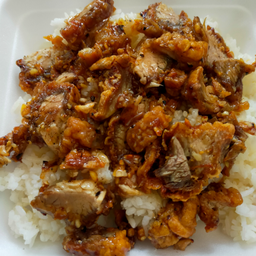 ข้าวหมูกรอบกระเทียม