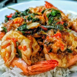 ข้าวกะเพรากุ้ง