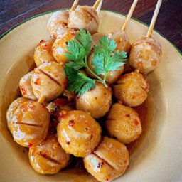 ลูกชิ้นเอ็นหมูปิ้งน้ำจิ้มย้อคยุค