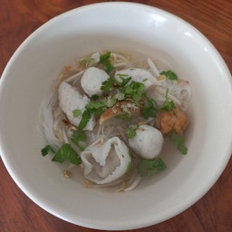 บะหมี่ลูกชิ้นปลาต้มยำ