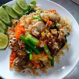 ข้าวผัดหมูกรอบ