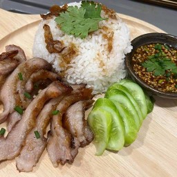 ข้าวคอหมูย่างจิ้มแจ่ว บ้านพี่เต่า