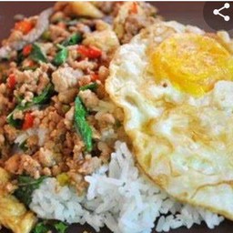 ข้าวกระเพราไก่+หมูสับหน่อไม้ดอง(ฟรีไข่ดาว)