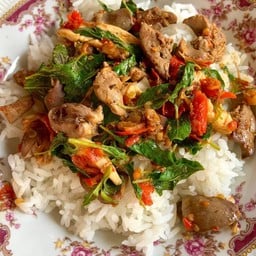 กะเพราเครื่องไนไก่ราดข้าว