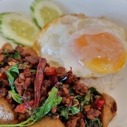 ข้าวกะเพราพริกแห้ง  + ลูกชิ้นเนื้อสับ