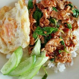ข้าวกระเพราหมูชิ้น(ฟรีไข่ดาว)