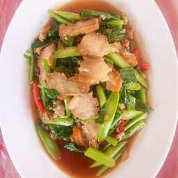 คะน้าหมูกรอบ