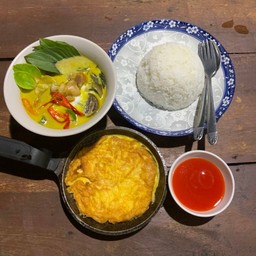 ข้าวชุดแกงเขียวหวานไข่เจียว