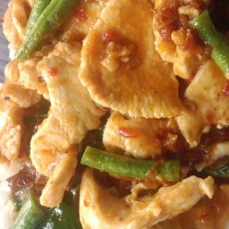 ผัดพริกแกงกลางไก่