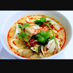 ต้มยำรวมมิตรน้ำข้น ( ไก่ , หมึก , กุ้ง )